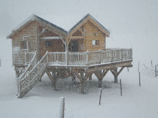 La cabane des combes sous la neige