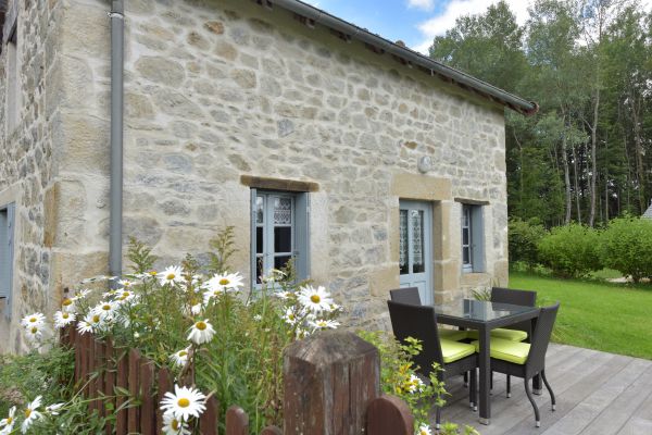 Terrasse plein sud en bois avec barbecue et salon de jardin