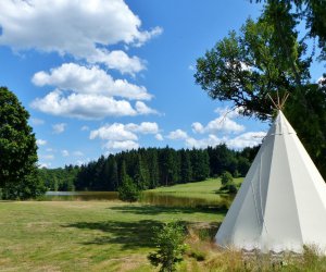 Tipi au bord d'un lac - Puy-de-Dme