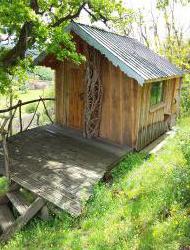 Unusual stay in perched hut in Burgundy near Navour sur Grosne