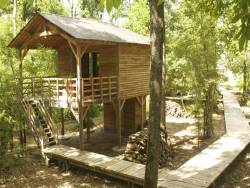 Unusual stay in perched huts near Saumur in France. near Rives du Loir en Anjou