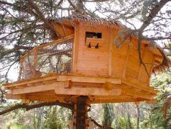 Unusual stay in perched huts near Montpellier.