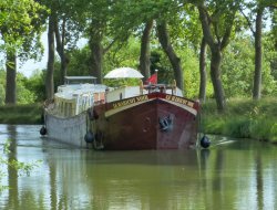 Unusual holidays on a houseboat on the Canal du Midi near Limousis