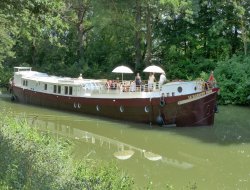 Unusual stay on a houseboat on the Canal du Midi near Montesquieu Lauragais